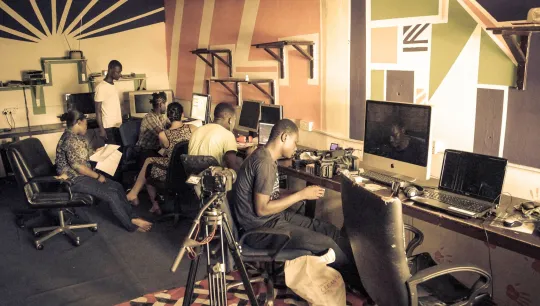 Gezellige drukte in de Movie Africa studio's in West-Accra (Foto Berber Verpoest)