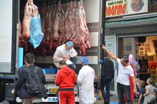 Het Offerfeest wordt o.m. gevierd door een schaap te delen met familie en vrienden. (© Flickr/Gerben van Heijningen)