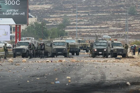 Het Israelische leger schiet met scherp, rubber/stalen kogels en traangas om Palestijnse jongeren op afstand te houden. (Foto Muhanned Darabee)