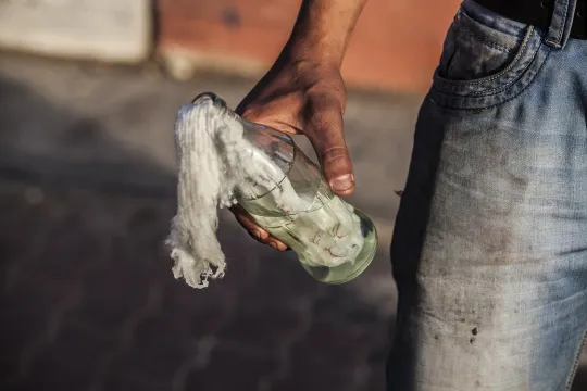 Molotovcocktail: een frisdankflesje, gevuld met benzine en watten, wordt aangestoken en naar het Israelische leger gegooid. (Foto: Edmée van Rijn)