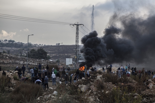 Vooral jongens van alle leeftijd participeren in de rellen op de Westelijke Jordaanoever, het in brand steken van banden is daarbij een bekend fenomeen. (Foto: Edmée van Rijn)