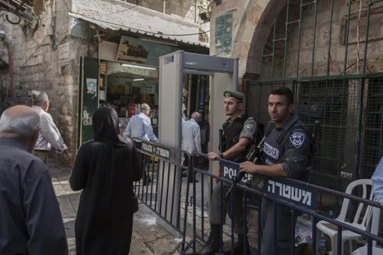 In de oude stad van Jerusalem staan metaaldetector poortjes opgesteld, na de verschillende steekpartijen in de stad. (Foto: Edmée van Rijn)