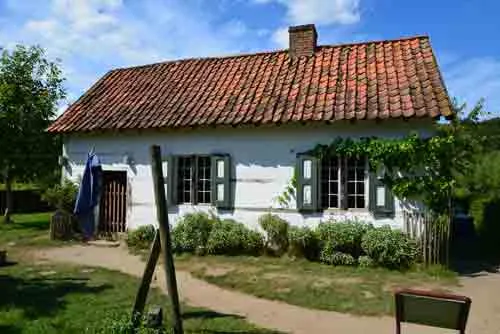 'Op het platteland wonen de ‘echte’ Vlamingen. In hun fermette, met hun fanfare, hun ongerepte natuur, hun dorpsschooltje' (Foto-Flickr-cc-© Stephane-Mignon)