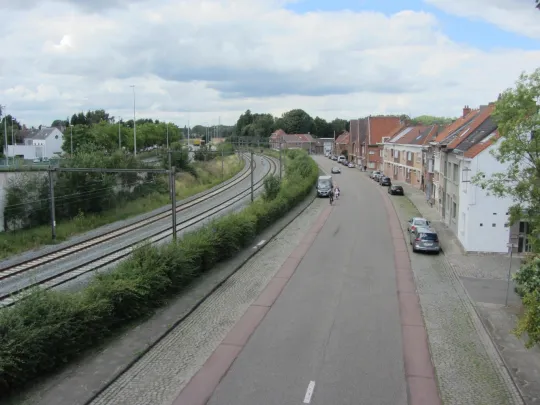 Langs de spoorweg in Temse (Oost-Vlaanderen) ontbreekt een fietsverbinding met Sint-Niklaas (Foto: (c) Alec Lamberts)