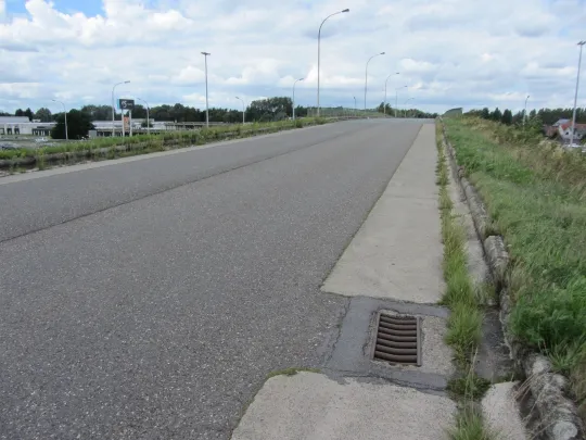 Brug Hoogkamerstraat met rioolput op de fietsstrook (Foto: (c) Alec Lamberts)