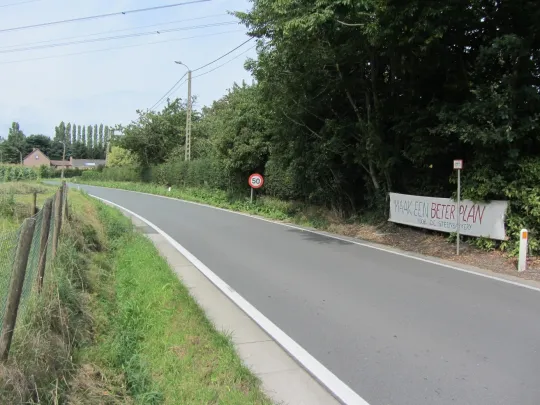 N419: een gewestweg zonder twee afgelijnde baanvakken of fietspad. (Foto: (c) Alec Lamberts)