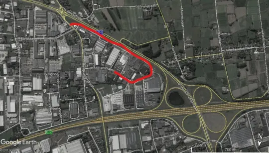 Hoogkamerstraat (centraal van onder naar boven) met de Kapelanielaan in rood; die laatste zou eenrichtingsverkeer worden voor het verkeer uit Sint-Niklaas (onderaan) richting Temse (bovenaan).