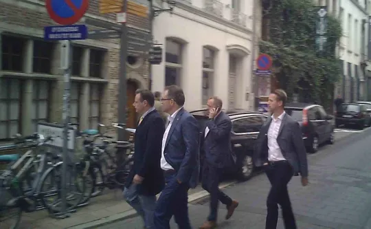 Bart De Wever arriveert op het feestje van zijn favoriete bouwpromotor Erik Van der Paal, in het gezelschap van zijn kabinetschef Philippe Beinaerts en de Antwerpse schepenen Koen Kennis en Fons Duchateau.