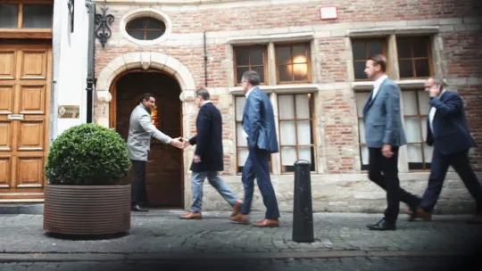 Quasi-voltallig schepencollege bij het Fornuis op de verjaardag van Erik Van der Paal