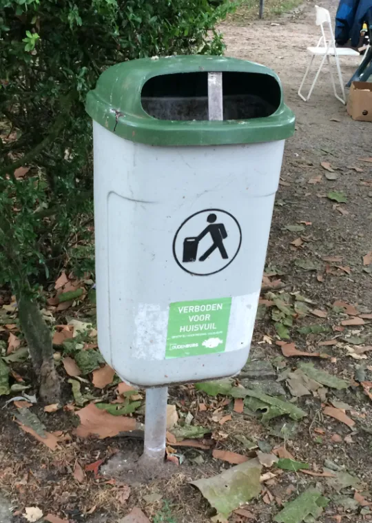 Probeer hier maar eens een afvalzak in te proppen!