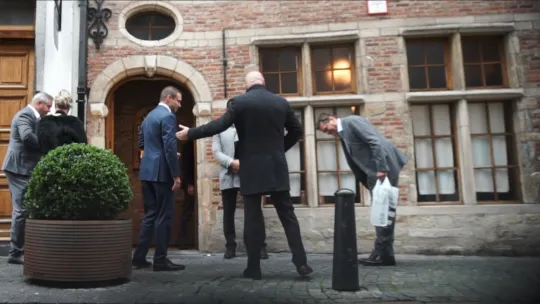 Voormalig schepen van Stadsontwikkeling Rob Van de Velde (N-VA) maakt een buiging voor vastgoedlobbyist Erik Van der Paal