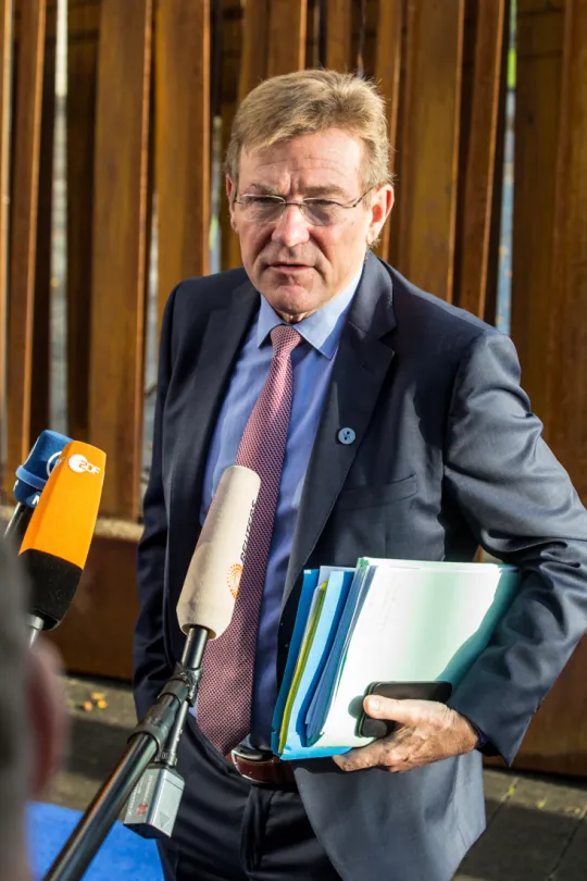 'Een regering waarvan de minister van financiën, voordien een mediocre financieel journalist, doodleuk aankondigt dat die de roerende voorheffing moet verlagen om zo ruimte te creëren voor de middenklasse.' (Foto: Flickr (cc) EU2017EE)
