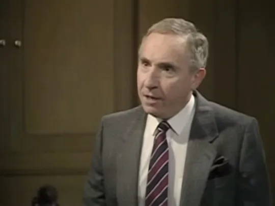 Opgepast voor Sir Humphrey. (Foto: youtube)
