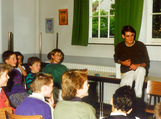 Bart Moeyaert in de klas van gastauteur Jef Boden in de jaren '80. (Foto: Jef Boden)