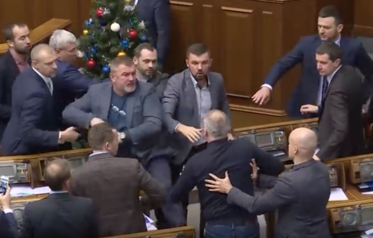 Het allerslechtste voorbeeld: 'debatten' in het Oekraïense parlement. (Foto: YouTube)
