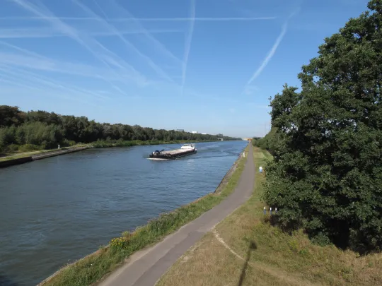 'Tolheffing aan de Waalse doorgang van wat hier aan wal werd gebracht? Een grens op het Albertkanaal, de verbinding tussen Antwerpen en Luik? Niets is in dergelijk zwart scenario ondenkbaar.' (Foto: Wikipedia © Michiel Verbeek)
