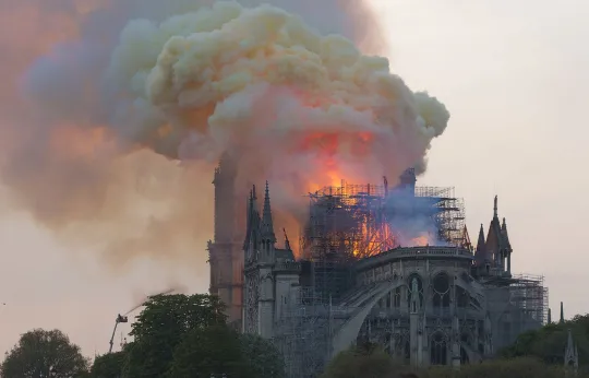 1686px-Notre-Dame_en_feu,_20h06