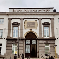 De gevel van het luxehotel Botanic Sanctuary Antwerp op de Elzenveldsite.