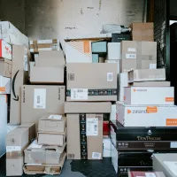 Binnenkant van een bestelwagen die volgeladen is met postpakjes van onder andere Zalando en Amazon. 
