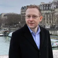 Portet van Nathan Cofnas, buiten op een brug