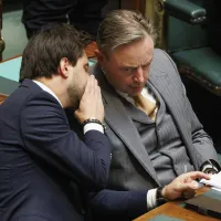 MR-voorzitter Georges-Louis Bouchez en premier Bart De Wever (N-VA) tijdens een plenaire vergadering van de Kamer in het federale parlement. 