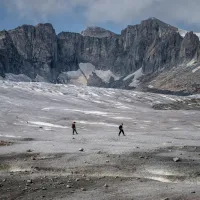 Bergbeklimmers lopen over de sterk geslonken Rhône-gletsjer in de Zwitserse Alpen. Gletsjers in heel Europa krimpten verder, meldt het zopas verschenen ‘European State of the Climate Report’ voor 2025.