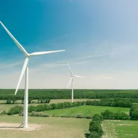 Windmolens op het platteland tegen een heldere blauwe lucht. 