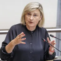 De Vlaamse minister van Binnenlands Bestuur en Integratie, Hilde Crevits tijdens een plenaire vergadering van het Vlaams Parlement in Brussel.