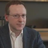 Een close-up van Nathan Cofnas in een uitzending van Terzake. 