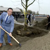 Bart De Wever plant eerste boom op Nieuw-Zuid