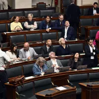 Kamerleden tijdens een plenaire vergadering van de Kamer in het parlement.