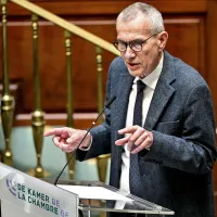  Minister van Volksgezondheid Frank Vandenbroucke tijdens een plenaire vergadering van de Kamer. 