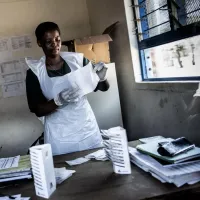 Op 25 november 2014 sorteert een verpleegkundige monsters in het gezondheidscentrum van Tengani in het district Nsanje in Zuid-Malawi. 