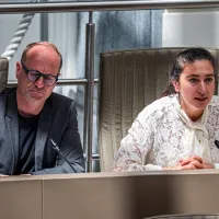 De Vlaamse minister van Financiën en Begroting, Ben Weyts, en de Vlaamse minister van Onderwijs en Werk, Zuhal Demir, tijdens een plenaire vergadering van het Vlaams Parlement in Brussel. 