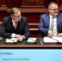 Bart De Wever en Mathieu in het spreekgestoelte in de Kamer. 