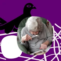 De Apache-duif heeft een eitje in haar nest waarin je een fot van een oudere vrouw kan zien.