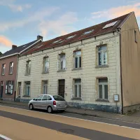 Een onbewoonbaar verklaarde woning in de Nieuwstraat in Essen waar tot eind 2025 arbeidsmigranten verbleven.