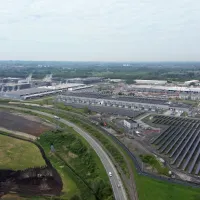 Vogelperspectief op een gigantisch datacenter bestaande uit meerdere hallen.